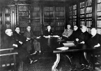 Reunió de l'Acadèmia a l'Arxiu Històric de la Ciutat (Casa de l'Ardiaca), el 15 d'abril de 1934.